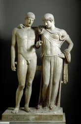 Arte romana: «Orestes e Electra» - Escultura em mármore proveniente de Pozzuoli, século I d.C., dimensões: 160 cm - Museu Arqueológico Nacional, Nápoles - Civilização romana: Electra e Orestes - Escultura em mármore, alt. 160 cm