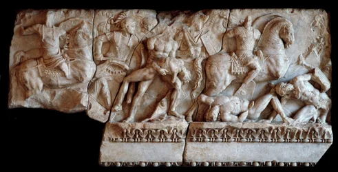 Arte Romana: fragmento de sarcófago de mármore representando uma cena de batalha entre gauleses e romanos, 20 DC (Arte Romana: fragmento de sarcófago de mármore com alívio de uma luta entre soldados romanos e gálicos, 20 DC) Dim 87x173 cm Mântua, Palazzo D