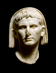 Arte Romana: "cabeça do imperador Augusto (Caio Júlio César Octávio Augusto)". Escultura em mármore - Mérida, Museo Nacional de Arte Romano - Chefe do imperador romano Augusto (Caius Júlio César Octávio Augusto) (63 AC-14 AD) - Escultura em mármore, arte