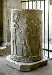 Arte Romana: base de coluna de mármore com baixo relevo representando uma cena de sacrifício. 40-30 AC. Civita Castellana, Cathedrale
