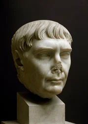 Arte Romana: museu "cabeça de mármore do imperador Trajano (Marcus Ulpius Traianus) (53-117 d.C.)" de Ostia, Itália - Retrato do imperador Trajano (Marcus Ulpius Traianus) (53-117 d.C.) - escultura em mármore romano, era imperial, século II d.C. - Museu Ar