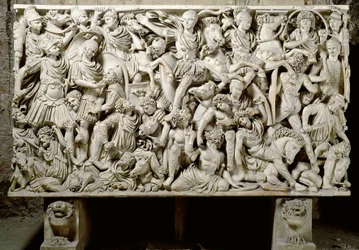 Arte romana: sarcófago Ludovisi com uma cena de batalha entre os Romanos e os bárbaros - século III d.C., dimensões 153 x 273 cm - Roma, Museo Nazionale Romano - Hostiliano, filho do imperador Décio (201-51 d.C.), rodeado por cavalaria, da batalha entre