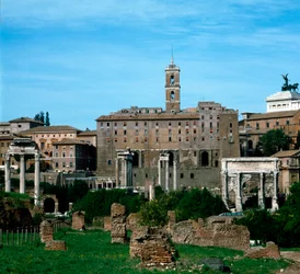 Fórum Romano: vista panorâmica com ao fundo o Taburalium usa como arquivo (79 a.C.). Roma