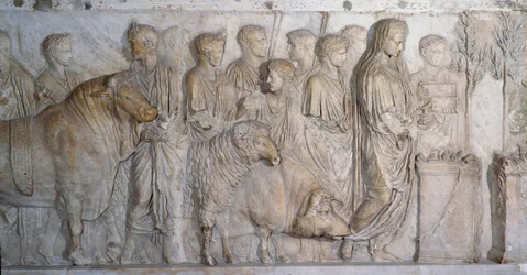 Arte antiga romana: sacrifício ao deus Marte, suovetaurilia, cerca de 15-16 d. C. Escultura em mármore, Império Romano (27 a. C.-235 d. C.), do sítio do Campo de Marte (em Roma). Paris, Museu do Louvre