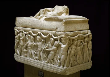 Antiquito romano: o sarcófago de mármore decora nas laterais relevos de figuras infantis (cupido). Da necrópole de Isola sacra em Óstia. 120-140 D.C. Dim. 124 cm Museo Ostiense, Óstia