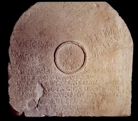 Antiquite romana: pedra de mesa votiva (mensa) gravada com uma inscrição de dois mártires africanos. O Chrisme, o símbolo cristão, é representado. 300-350 AD. De Kherbet-oum-el-Ahdam, Argélia. Paris, Museu do Louvre