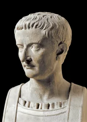Arte romana: busto em mármore de Tibério (Tibério Cláudio Nero, 42 a.C.-37 d.C.), imperador romano. Proveniente de Herculano. Século I d.C. Nápoles, Museo Archeologico Nazionale