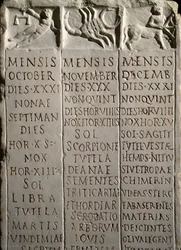Arte romana: calendário dos Champs de Mars (campo marte) indicando os meses (Outubro, Novembro, Dezembro), os dias com as constelações e signos do zodíaco (Libra, Escorpião, Sagitário) e o trabalho agrícola correspondente. Século I a.C.-1s