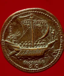 Arte romana: moeda do Imperador Adriano (ou Adrien) (76-138 d.C.) representando uma galera imperiosa. 119 D.C. Paris, B.N.