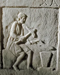 Arte romana: detalhe de uma estela retratando um ferreiro que toca metal numa bigorna. De Constantinopla. Século I AC. Istambul, Museu Arqueológico
