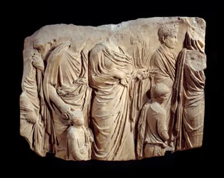 Arte romana: fragmento de relevo arquitetônico em mármore da procissão da Ara Pacis Augustae (altar da paz): procissão, durante um sacrifício, de figuras em toga e crianças. Por volta de 13-9 AC. Encontrar em Roma (Champ de Mars Palais Fiano) Sol. 1,1x1,4 