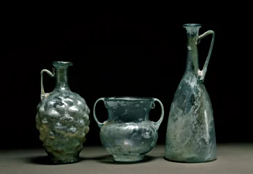 Arte romana: garrafas de vidro e jarro. Século I e II d.C. Museo Nacional de Arte Romano Madrid