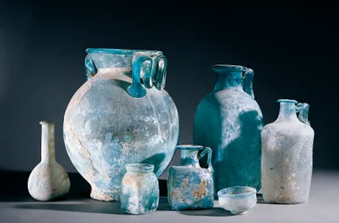 Arte romana: vasos e jarros de vidro. Provenientes de Pompeia. Século I d.C. Nápoles, Museu Arqueológico Nacional