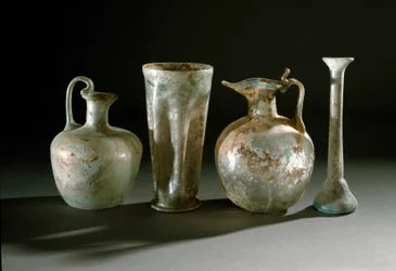 Arte romana: jarros, bilhas e vasos de vidro de Pompeia. Século I. Museo Archeologico Nazionale, Nápoles