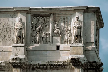 Arte romana: baixo-relevo em mármore que representa a distribuição de subsídios ao povo (à esquerda) e a rendição de um chefe bárbaro (à direita). 312-315 d.C. Arco de Constantino, Roma