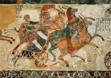 Arte romana: mosaico representando um homem numa carruagem puxada por quatro cavalos, uma quadriga, durante uma corrida num circo, c. século IV