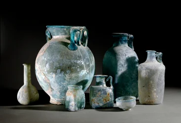 Arte romana: potes, decantadores, chávenas, vasos e taças de vidro de Pompeia. Século I. Museo Archeologico Nazionale, Nápoles