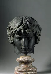 Arte romana: representação de Antínoo (ou Antinous, c. 110-130), jovem e amante do imperador Adriano. Escultura em bronze. Florença, Museo Archeologico