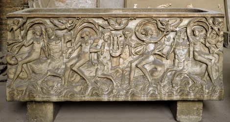 Arte romana: sarcófago decorado com baixos-relevos que representam um cortejo de ménades e centauros a dançar e a tocar música. Finais do século III. Museo Nazionale Romano (ou delle Terme), Roma