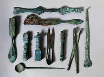 Arte romana: conjunto de instrumentos cirúrgicos da Casa do Cirurgião em Pompeia. Século I a.C. Nápoles, Museo Archeologico Nazionale