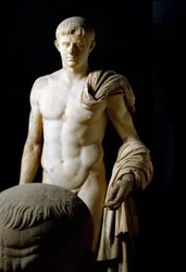 Arte romana: estátua do imperador Cláudio I (Tibério Cláudio Druso) (10 a.C.-54 d.C.) proveniente de Fórmias. Museu Arqueológico Nacional, Nápoles