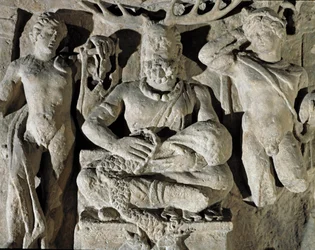 Arte romana: o deus gaulês de origem celta Cernunnos (ou Kernunnos), representado entre Apolo e Mercúrio. De Reims. Século I d.C. Roma, Museo della Civiltà Romana