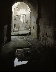 Arte romana: vista das passagens subterrâneas do Coliseu (Coliseu) em Roma, Itália