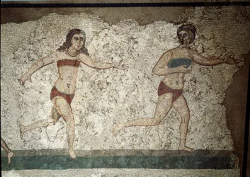 Arte romana: jovens romanos envolvidos em exercícios físicos. Eles usam uma tanga à volta dos rins e um estrofio (antepassado do soutien) no peito. Detalhe do mosaico 315-350 AD. Piazza Armerina, Villa Romana del Casale
