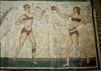 Arte romana: mulheres jovens jogando bola. Jovens romanos praticavam exercícios físicos. Eles usam uma tanga ao redor dos rins e um estrófio