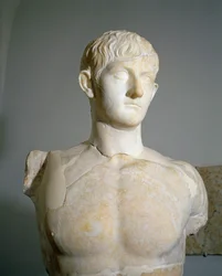 Civilização romana, estátua em mármore de Druso III, filho de Germânico e Agrippina a Velha de Roselle, Augusteum, região da Toscana, Itália