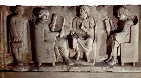 Civilização romana. Relevo representando uma cena escolar. Tréveris, anteriormente conhecida em inglês como Treves, é uma cidade da Alemanha nas margens do Mosela, conquistada pelos romanos no final do século I a.C. e rebaptizada Trevorum