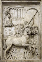 O imperador romano Marcus Aurelius no seu trólei triunfal, século II (Relevo em mármore)