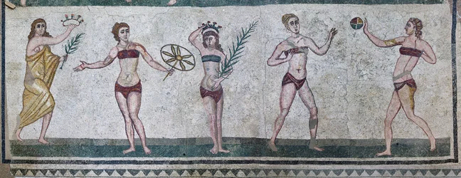 Sala das Meninas representando atletas em competição de atletismo com fato de banho de duas peças (mosaico)
