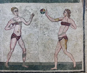 Sala das raparigas que representam atletas envolvidos numa competição de atletismo vestindo um fato de banho de duas peças (mosaico)