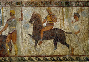 Guerreiros samnitas e cavaleiro. Pintura tumular do século IV a.C., proveniente do sítio de Paestum, Itália. Fresco. Dimensões: 112 x 199 cm. Inv. 9363. Museo nazionale archeologico, Nápoles (Museu Arqueológico Nacional de Nápoles).