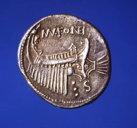 Moeda de prata representando uma galé, 91 D.C.