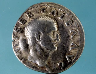 Moeda de prata com a efígie do Imperador Romano Galba (5 a.C. - 69 d.C.) JC) Coleção do medagliere de Milão.
