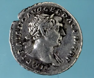 Moeda de prata com a efígie do imperador romano Trajano (53-117). Colecção do Medagliere de Milão.