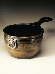 Skillet com estanho no interior, de Dowalton Loch Crannog, Wigtownshire (bronze e estanho)