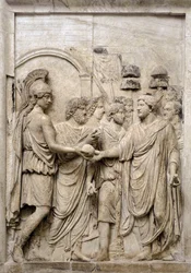 Entrada solene do Imperador Adriano em Roma, século II (Relevo em mármore)