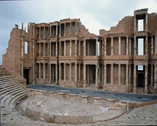Palco do teatro romano, séc. II-3º
