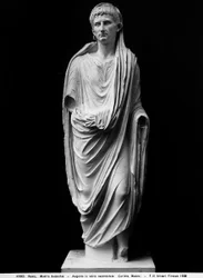 Estátua do Imperador Augusto em trajes sacerdotais (mármore)