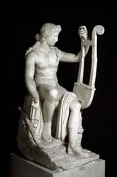 O Apolo Lyricine ou Apolo segurando uma lira. Escultura romana em mármore segundo o original grego. Século III a.C. Roma, Museo Nazionale Romano (Palazzo Massimo alle Terme)