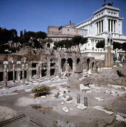 O Fórum César começou em -54 AC e terminou sob o Imperador Augusto (Octávio ou Octávio) (63 AC - 14). Roma.