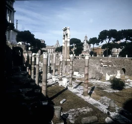 O Fórum César começou em -54 AC e terminou sob o Imperador Augusto (Octávio ou Octávio) (63 AC - 14). Roma.