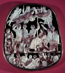 O grande camafeu da Capela Sagrada ou Camee da Apoteose de Augusto: 24 figuras estão representadas, incluindo o Imperador Romano Augusto (no centro), César Germânico, Tibere, Nero, Calígula e Lívio (Lívia Drusilla Augusta, 58 AC). No topo, o