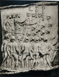 Trajano (98-117) Aborda o Exército, um elenco retirado da Coluna dos Trajanos, em 113 dC (gesso)