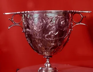 Tresor de Boscoreale: cantharic (vaso para beber) com folhas de árvores planas. Fim do século I a.C. - século I d.C. Sol 0,17 m. Paris, Museu do Louvre