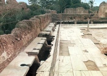 Vista de um lavatório comunitário, possivelmente parte do complexo de banho de Adriano, c.127 dC