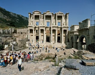 Vista da biblioteca do Celsus, construída em 117. Detalhe do friso